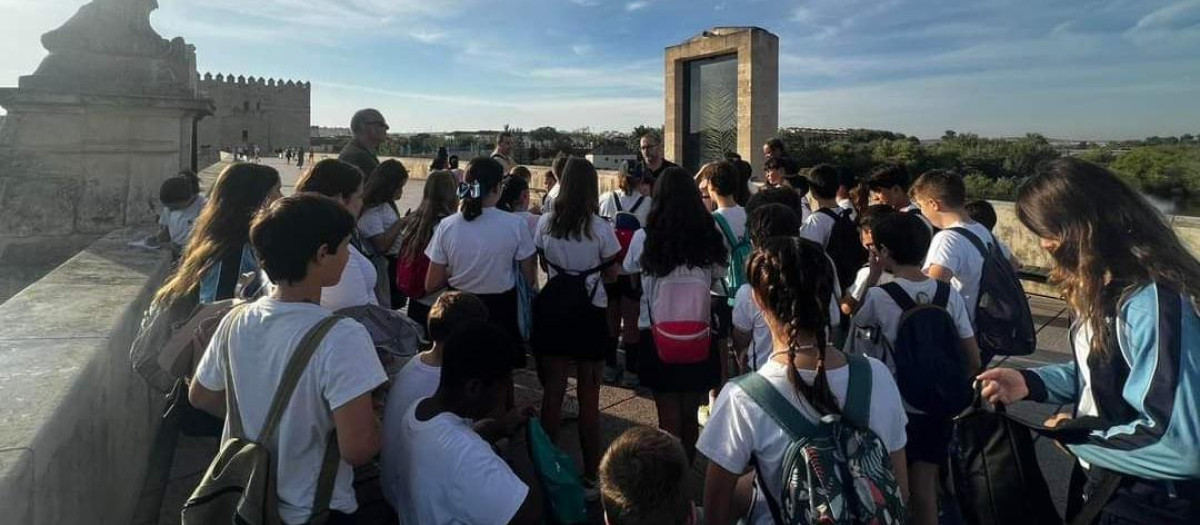 Alumnos de la Fundación Santos Mártires, en el Puente Romano