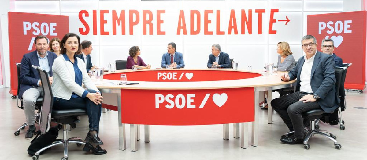 Pedro Sánchez reunido con la comisión negociadora del PSOE