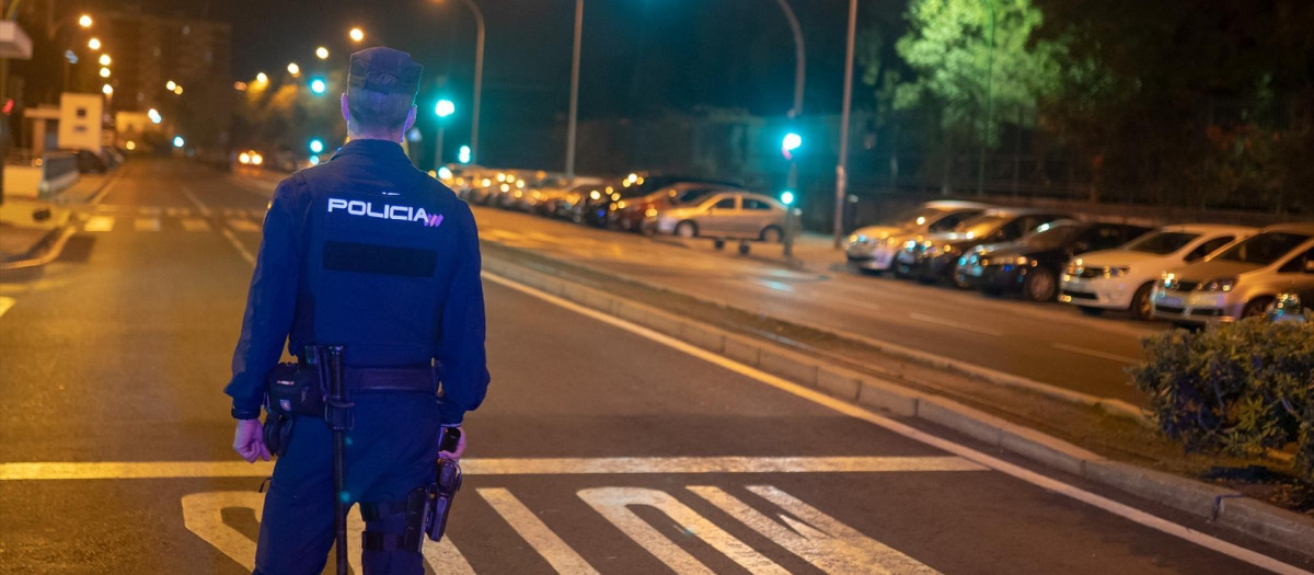 Un policía nacional vigila una calle en una imagen de archivo