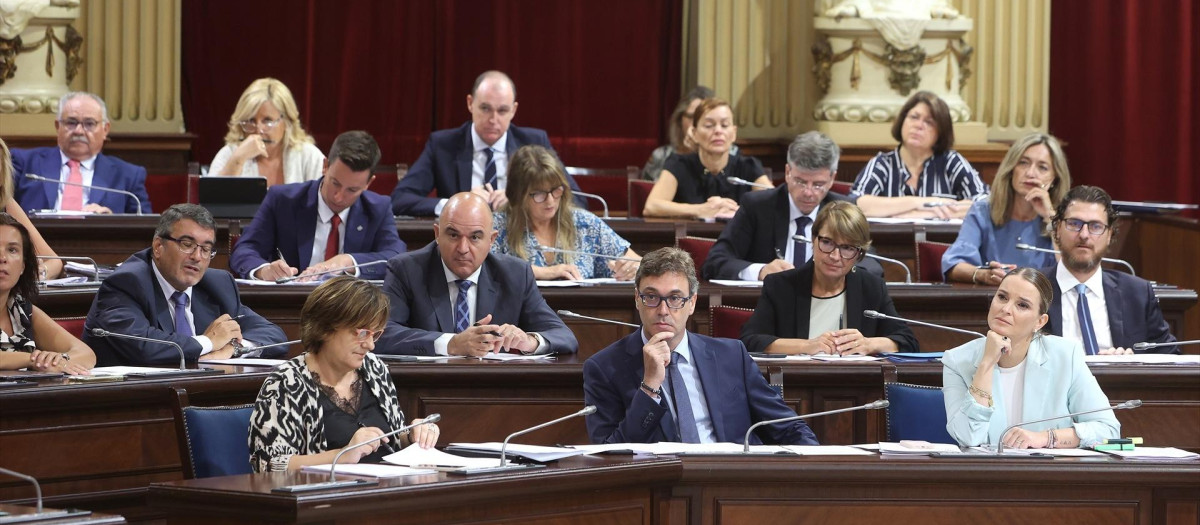 La presidenta del Govern balear, Marga Prohens (d), el portavoz del Govern y conseller de Economía, Hacienda e Innovación, Toni Costa (c) y la consellera de Presidencia y Administraciones Públicas, Antònia Estarellas (i) en el Parlament de les Illes Balears durante una sesión de control