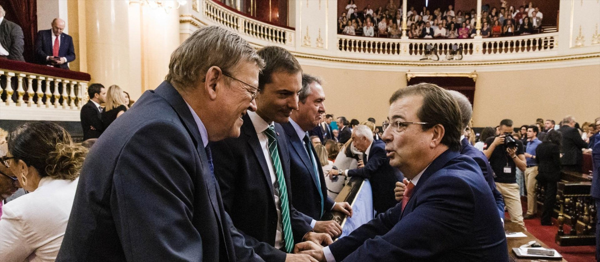 El expresidente de la Junta de Extremadura, Guillermo Fernández Vara (d), propuesto por el PSOE como vicepresidente del Senado, en el hemiciclo de la Cámara Alta durante de la Sesión Constitutiva, a 17 de agosto de 2023, en Madrid (España). El Congreso de los Diputados y el Senado surgidos de las elecciones generales del 23 de julio celebran hoy sus sesiones constitutivas, las primeras de la legislatura. La constitución de la XV Legislatura del Senado se hace hoy con 259 de los 265 senadores que conforman el total de la Cámara Alta, ya que aún faltan por designarse los parlamentarios en Murcia, Aragón, Asturias, La Rioja y Navarra tras las elecciones autonómicas del 28M. Estas comunidades autónomas aún no han designado a sus senadores, por lo que los seis parlamentarios no estarán en esta sesión constitutiva. Por ello, la mayoría absoluta necesaria para la Presidencia del Senado ha bajado hasta los 130 senadores. En los comicios del pasado 23 de julio el Partido Popular consiguió 120 senadores electos, que sí se suman a los 21 parlamentarios designados por el resto de comunidades, alcanzarían los 141 escaños obteniendo mayoría en el Senado.
17 AGOSTO 2023;SENADO;SENADORES;SESIÓN CONSTITUTIVA;SESIÓN CONSTITUTIVA SENADO;XV LEGISLATURA;CÁMARA ALTA
Carlos Luján / Europa Press
(Foto de ARCHIVO)
17/8/2023