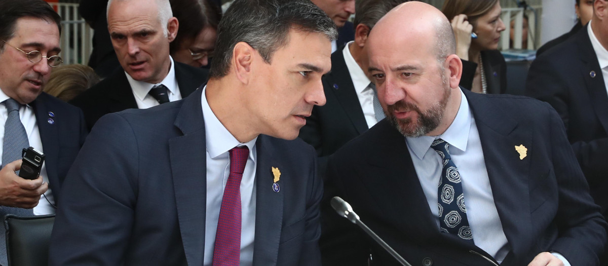 Pedro Sánchez, conversa con Charles Michel durante la Cumbre de líderes del Proceso de Berlín