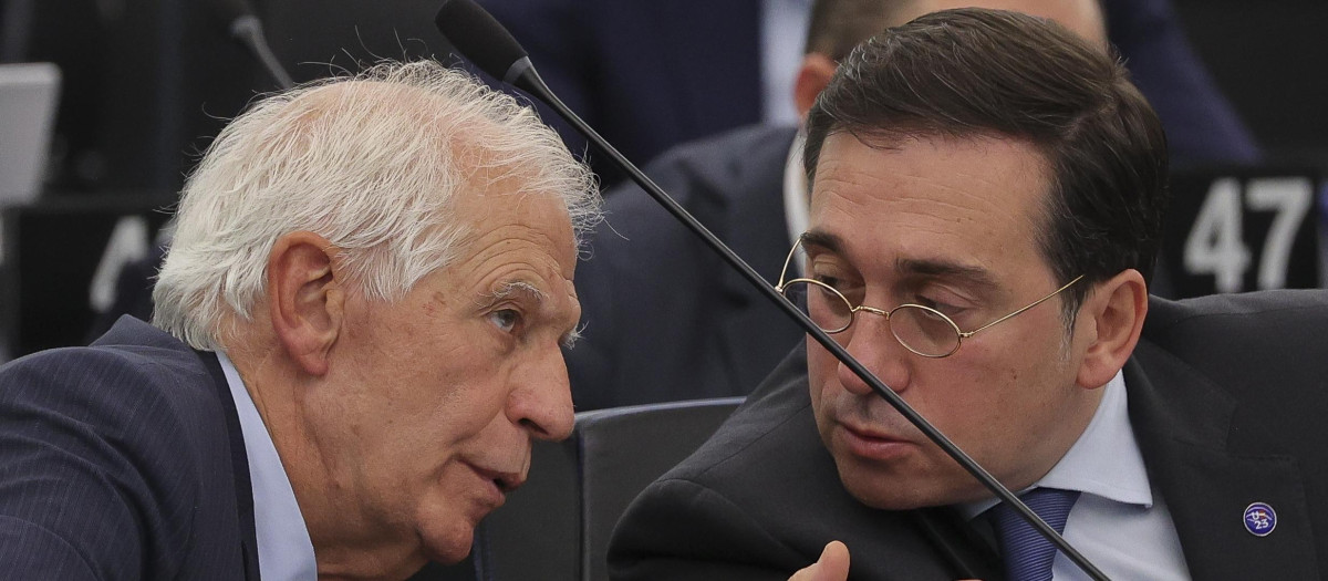 Josep Borrell charla en un momento del debate con el ministro de Exteriores en funciones José Manuel Albares