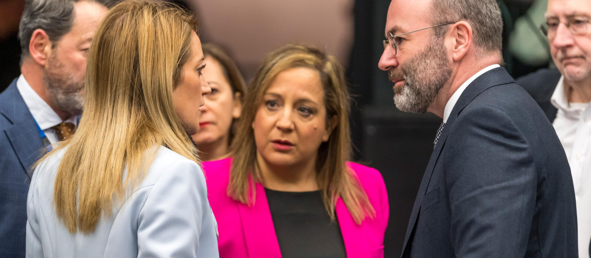 Iratxe García junto a Roberta Metsola y Manfred Weber en el Parlamento Europeo