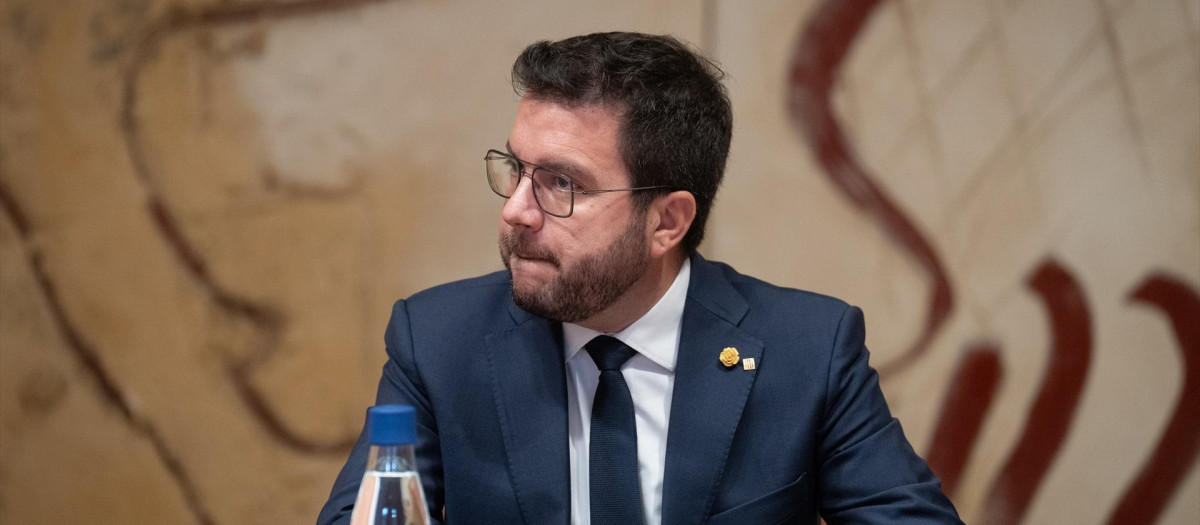 El presidente de la Generalitat, Pere Aragonès, durante una reunión del Govern sobre el informe para pactar un referéndum de autodeterminación, a 16 de octubre de 2023, en Madrid (España). El politólogo y coordinador del comité de expertos sobre el referéndum, Marc Sanjaume-Calvet, ha detallado las cinco vías para un referéndum de autodeterminación bajo un ‘acuerdo de claridad democrática’. El documento aborda las posibilidades de celebrar un referéndum sobre la independencia de forma pactada, pero también repasa los pros y contras de esta consulta y ofrece alternativas. Tras estas informaciones, Aragonès, explicará su posición.
16 OCTUBRE 2023;CALIDAD DEMOCRATICA;REFERENDUM;AUTODETERMINACIÓN;ESTADO
David Zorrakino / Europa Press
16/10/2023