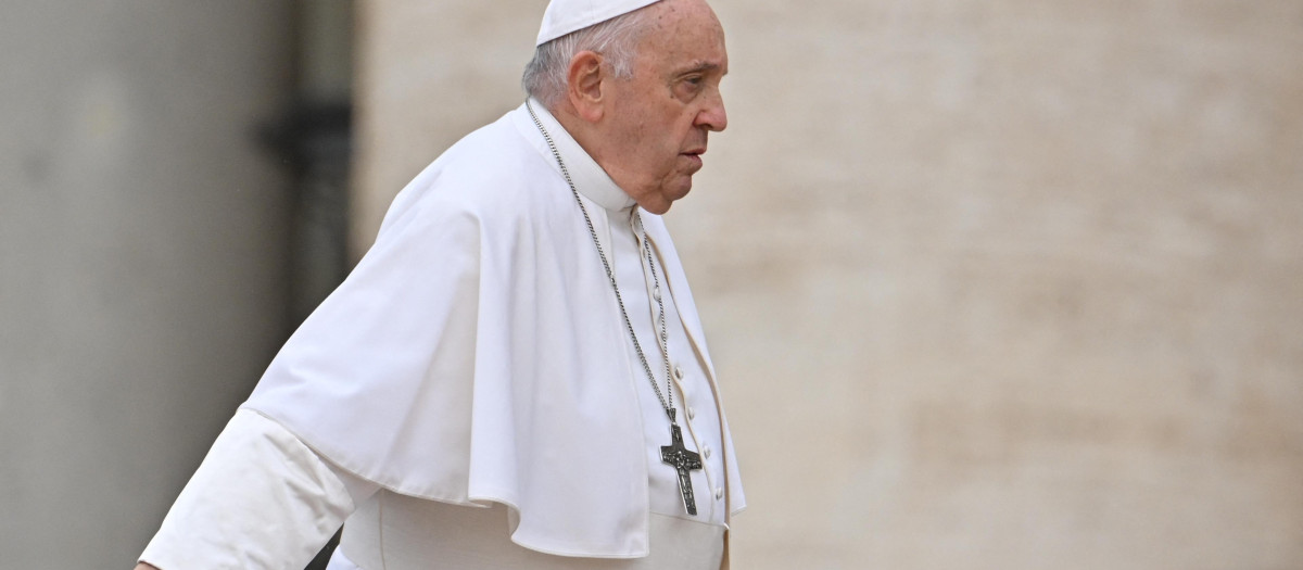 El Papa, al final de la audiencia sobre el papamóvil