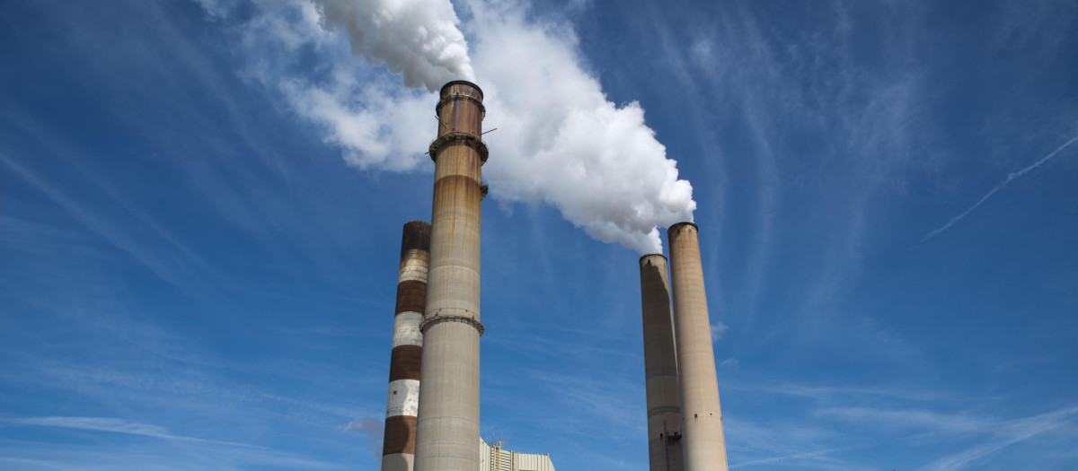 Las chimeneas de una fábrica echan humo