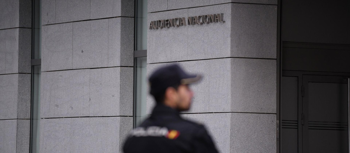 Un agente de Policía en la entrada de la Audiencia Nacional, a 16 de octubre de 2023, en Madrid (España). El juez de la Audiencia Nacional Manuel García Castellón, que investiga los encargos realizados por el BBVA al comisario jubilado José Manuel Villarejo, toma declaración hoy en calidad de testigo al actual presidente de la entidad, Carlos Torres, con el fin de conocer si funcionaron los mecanismos de control corporativo, a efectos de determinar la existencia de una efectiva cultura de cumplimiento normativo, en aras a esclarecer su responsabilidad penal" --del banco--.
16 OCTUBRE 2023;VILLAREJO;ESCUCHAS;AUDIOS;COMISARIO;AUDIENCIA;JUECES;JUSTICIA;
Fernando Sánchez / Europa Press
16/10/2023