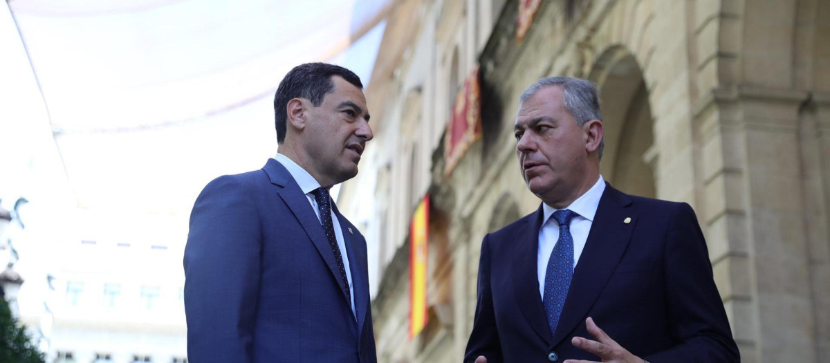 El presidente de Andalucía, Juanma Moreno, y el alcalde de Sevilla, José Luis Sanz, a las puertas del Ayuntamiento hispalense