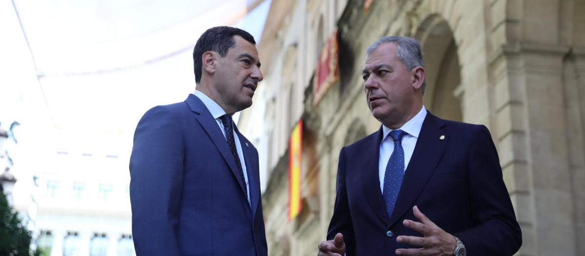 El presidente de Andalucía, Juanma Moreno, y el alcalde de Sevilla, José Luis Sanz, a las puertas del Ayuntamiento hispalense