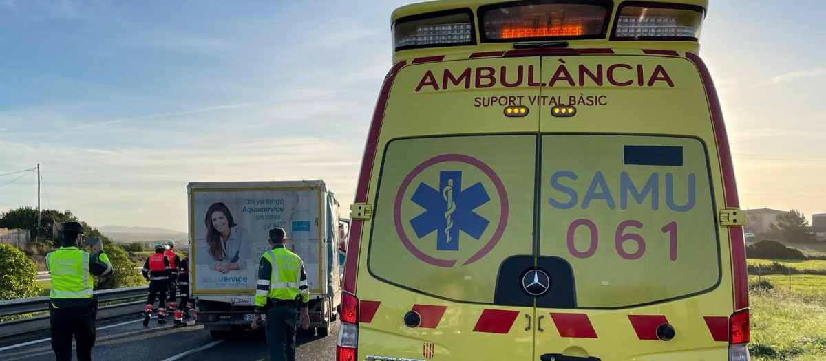 Imagen de archivo de una ambulancia en Baleares