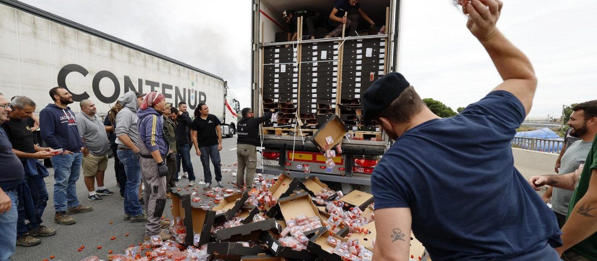 Viticultores franceses destrozan un cargamento procendente de España.