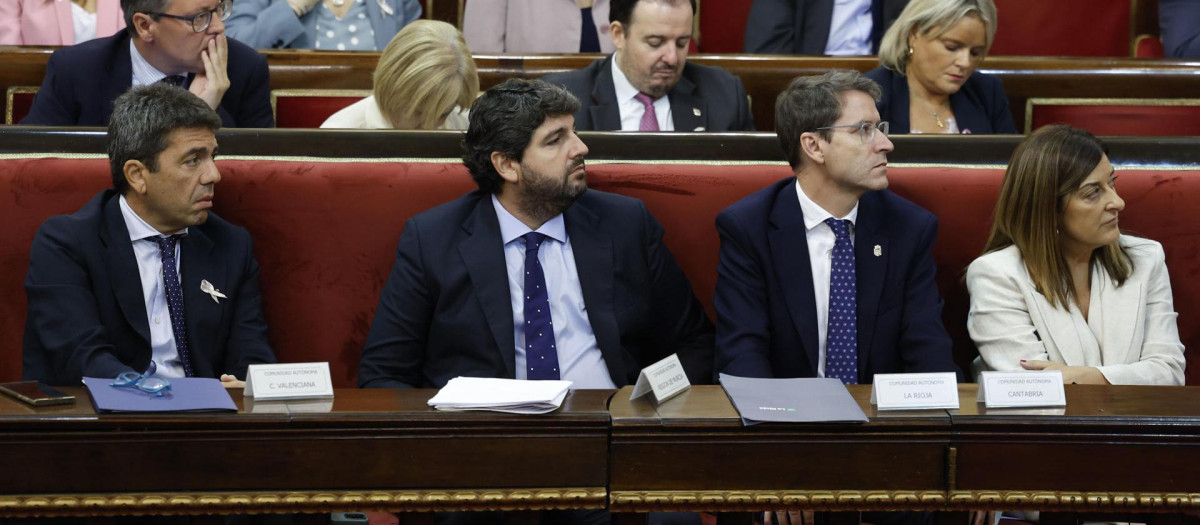 MADRID, 19/10/2023.- Los presidentes de Valencia, Carlos Mazón (i); Muria, Fernando López Miras; La Rioja, Gonzalo Capellán, y Cantabria, MAría José Sáenz de Buruaga, de izda a dcha, durante la Comisión General de las Comunidades Autónomas que se celebra en el Senado, este jueves. EFE/Daniel González