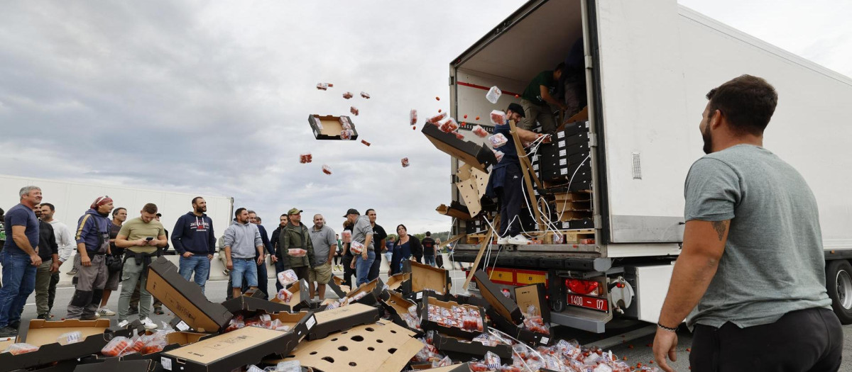 Los viticultores franceses sabotean un cargamento de tomates españoles.