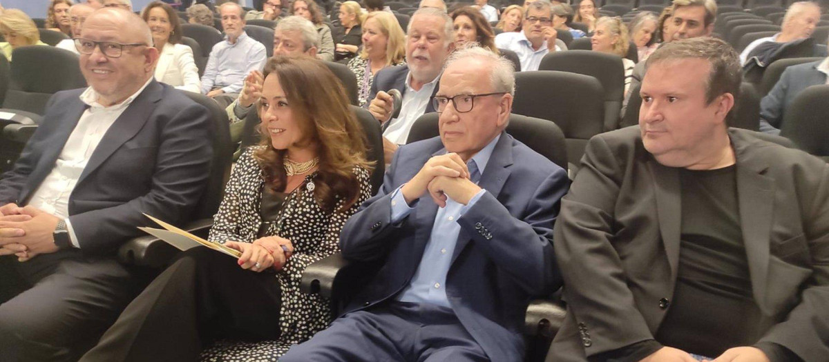 (Desde izda.) Manuel Torralbo, Nuria Ceular, Alfonso Guerra y Manuel Lamarca, poco antes de la presentación del libro