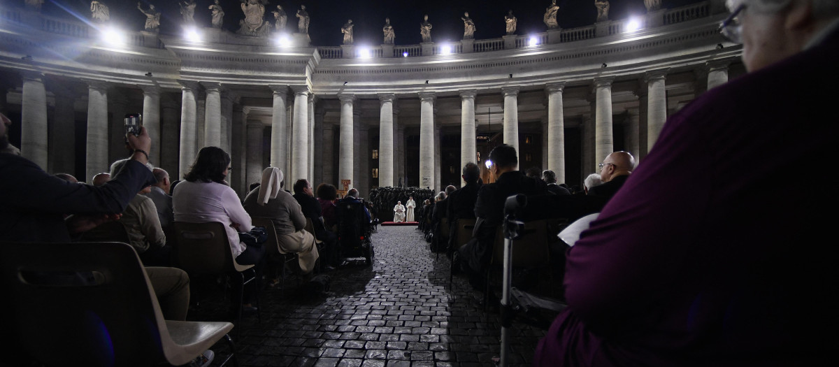 Momento de oración por los migrantes y refugiados en la plaza de San Pedro