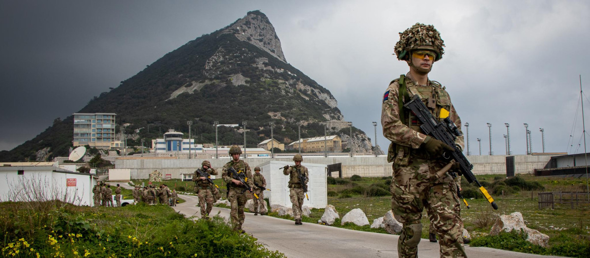 El regimiento de caballería blindada del Ejército británico, durante unas maniobras en el Peñón en 2021
