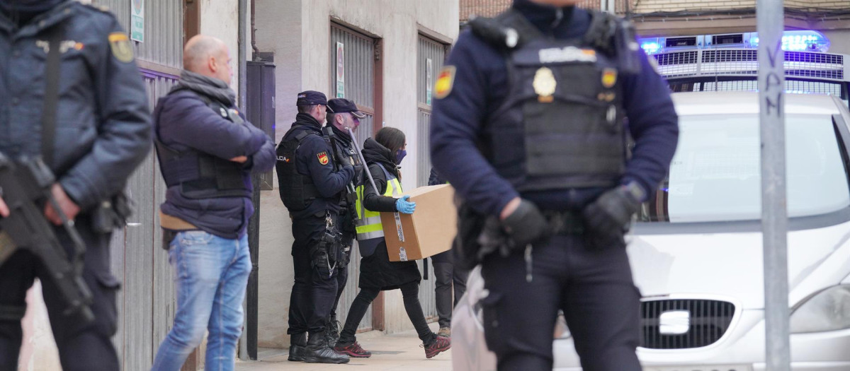 Agentes con chalecos antibalas durante una operación policial