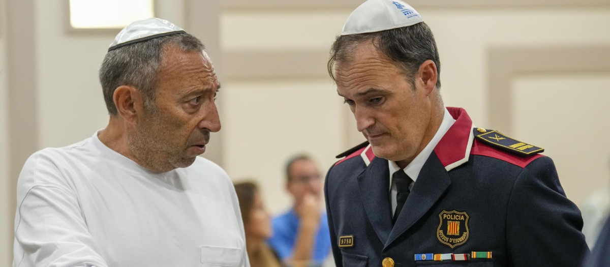 El comisario jefe de los Mossos , Eduard Sallent (d) en un momento del acto solmene de honor a las víctimas por el conflicto palestino-israelí celebrado este martes en la Gran Sinagoga Maimònides de Barcelona