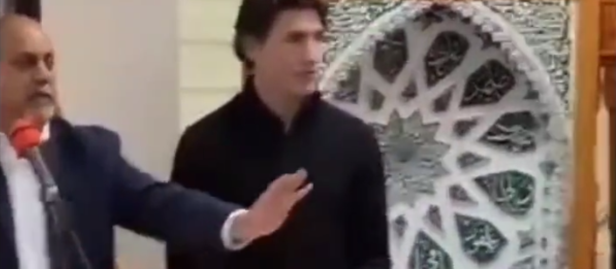 El primer ministro de Canadá, Justin Trudeau, durante su visita a una mezquita donde le increparon