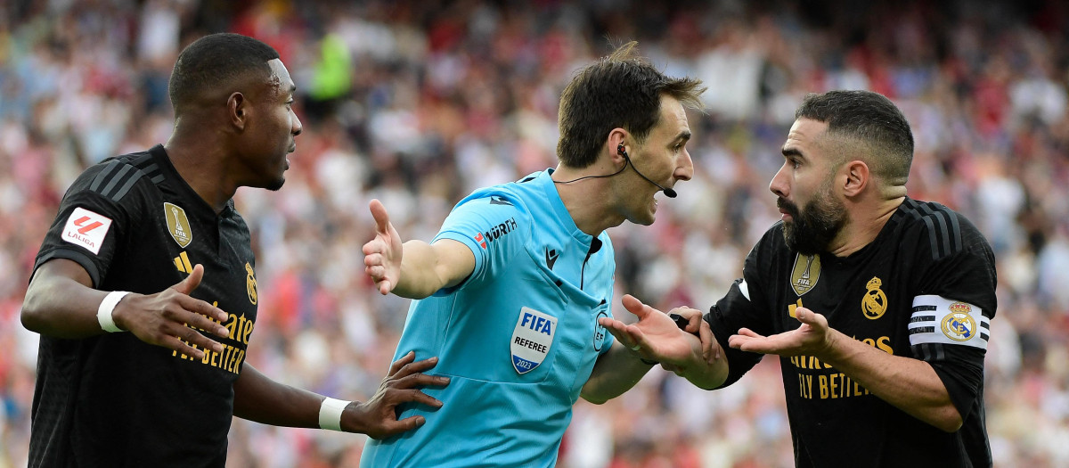 Carvajal y Alaba, ante el árbitro del partido en Sevilla, De Burgos Bengoetxea