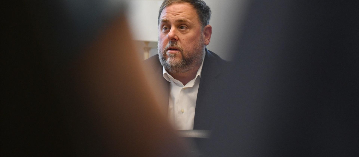 El presidente de Esquerra Republicana, Oriol Junqueras, mantiene una reunión de trabajo con los grupos parlamentarios de su partido del Congreso y del Senado, en el Congreso de los Diputados, a 28 de septiembre de 2023, en Madrid (España). Esta reunión se produce un día antes de la segunda votación de la investidura del candidato popular, Alberto Núñez Feijóo, y en plenas negociaciones con el PSOE sobre la amnistía de cara a una posible investidura de Pedro Sánchez.
28 SEPTIEMBRE 2023;ERC;ESQUERRA REPUBLICANA DE CATALUNYA;ESQUERRA
Fernando Sánchez / Europa Press
28/9/2023