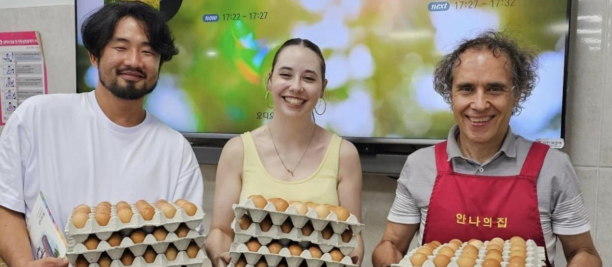 El chef de Dios junto con dos voluntarios en Corea del Sur