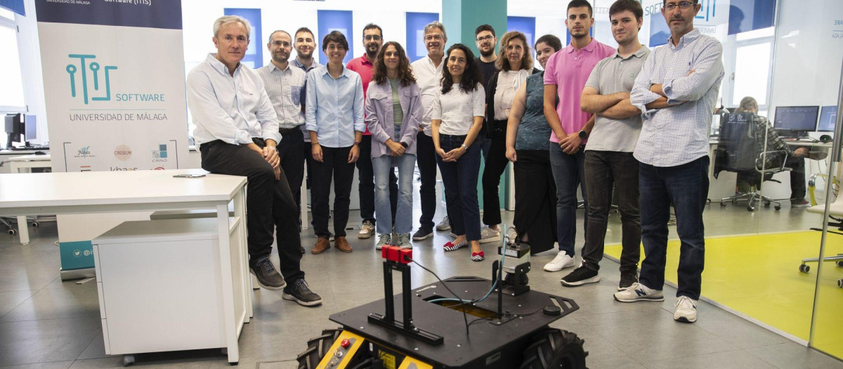 Parte del equipo de la Universidad de Málaga que trabaja en el desarrollo de los perros robot policías