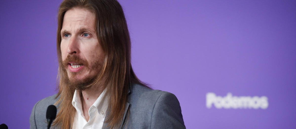 El portavoz de Podemos, Pablo Fernández, durante una rueda de prensa