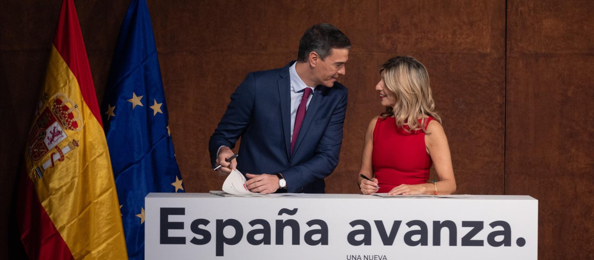 El presidente del Gobierno en funciones, Pedro Sánchez y la líder de Sumar y vicepresidenta segunda del Gobierno y ministra de Trabajo en funciones, Yolanda Díaz, firman un acuerdo para un Gobierno de coalición progresista, en un acto público en el Museo Reina Sofía, a 24 de octubre de 2023, en Madrid (España). El PSOE y Sumar han alcanzado un acuerdo programático para formar un nuevo Gobierno de coalición "progresista" tras cerrar sus líderes, los detalles de un pacto que es "fruto de las negociaciones que han tenido lugar desde finales de julio". El pacto incluye la reducción de jornada sin reducción salarial.
24 OCTUBRE 2023;GOBIERNO PROGRESISTA;COALICION;SUMAR;SUMAR
Eduardo Parra / Europa Press
24/10/2023