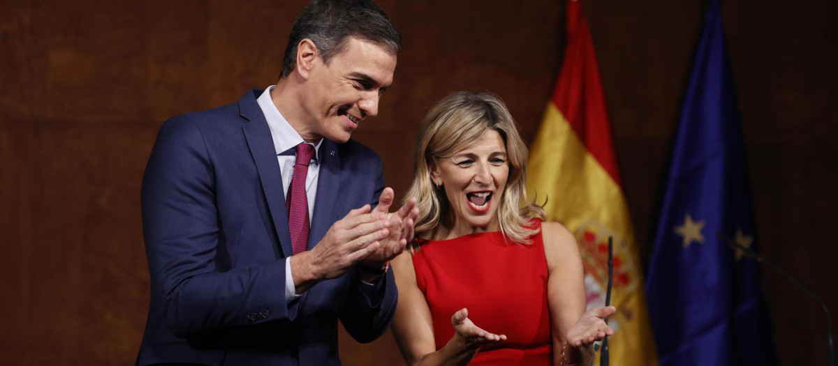 Pedro Sánchez y Yolanda Díaz, tras firmar su pacto de Gobierno