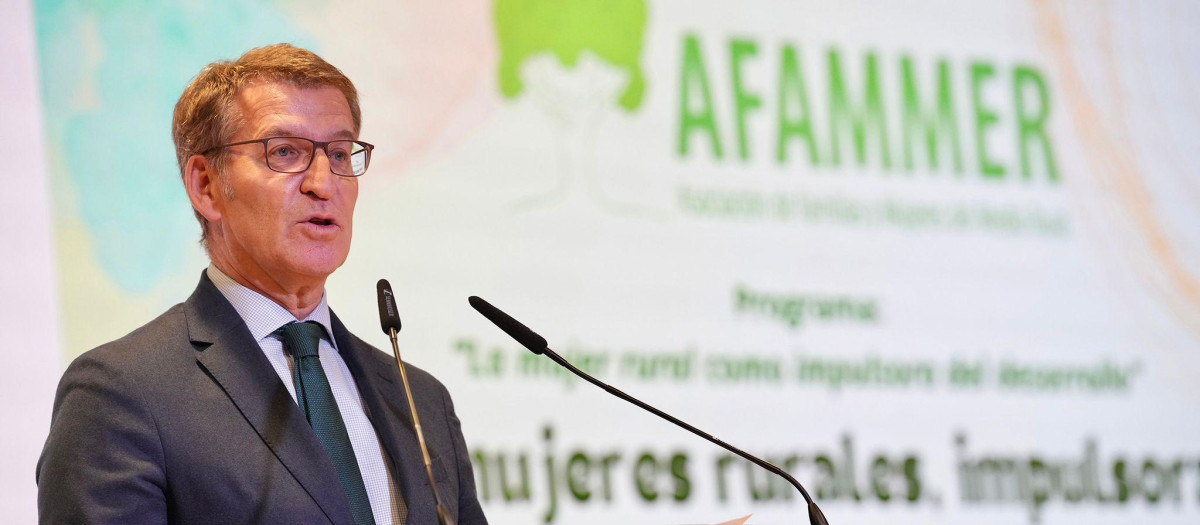 El presidente del PP, Alberto Núñez Feijóo (c), da un discurso durante su asistencia a la clausura y entrega de los Premios Compromiso con la Igualdad en el Medio Rural