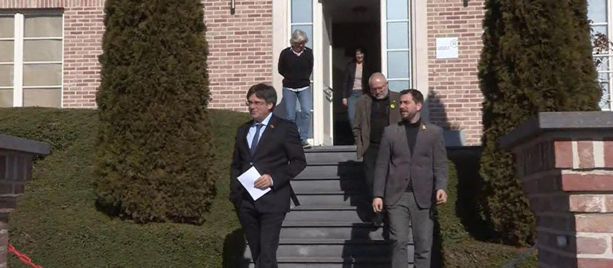 El expresidente de la Generalitat Carles Puigdemont, sale de la autoproclamada "Casa de la República" de Waterloo