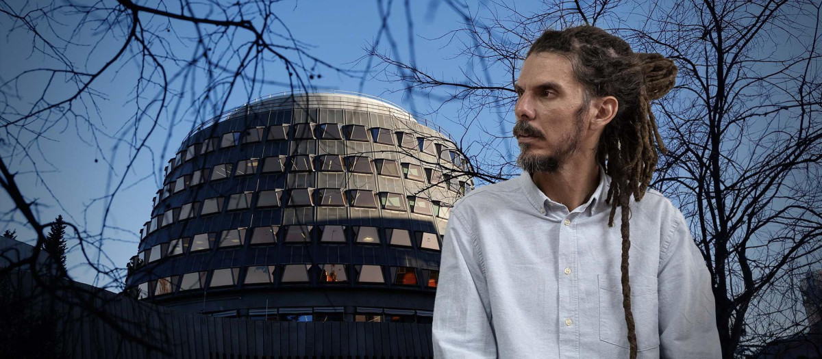 El exdiputado de Podemos Alberto Rodríguez en un montaje frente a la sede del Constitucional