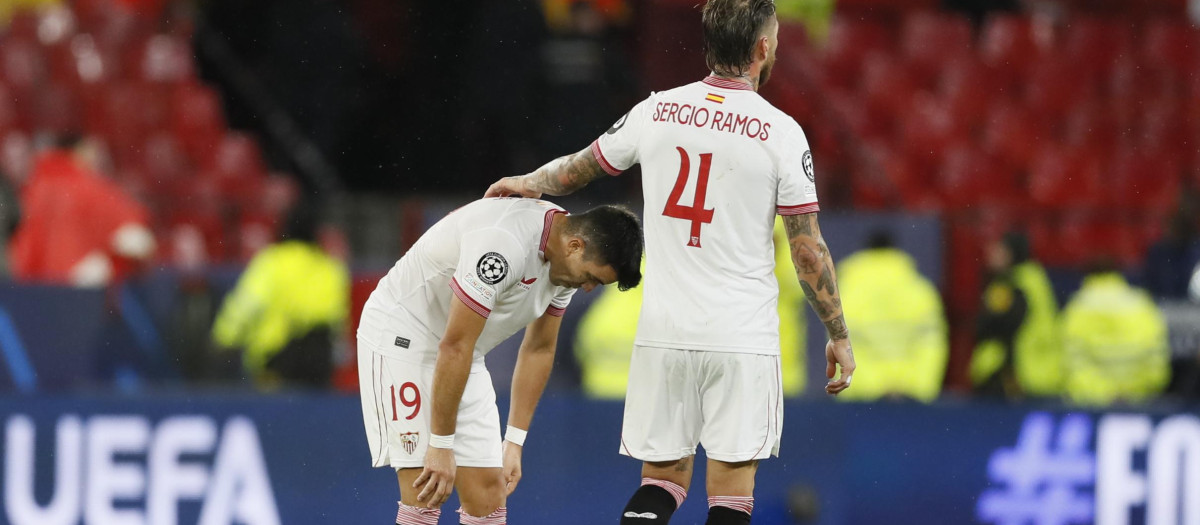 SEVILLA, 24/10/2023.- Los jugadores del Sevilla FC Sergio Ramos y Marcos Acuña se lamentan tras el partido de la tercera jornada de la Liga de Campeones que Sevilla FC y Arsenal FC disputaron este martes en el estadio Ramón Sánchez-Pizjuán. EFE/José Manuel Vidal