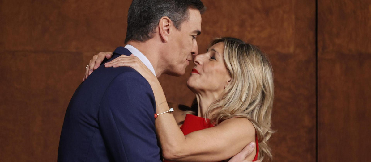 La líder de Sumar y ministra de Trabajo en funciones, Yolanda Díaz (d), y el presidente del Gobierno en funciones y líder del PSOE, Pedro Sánchez