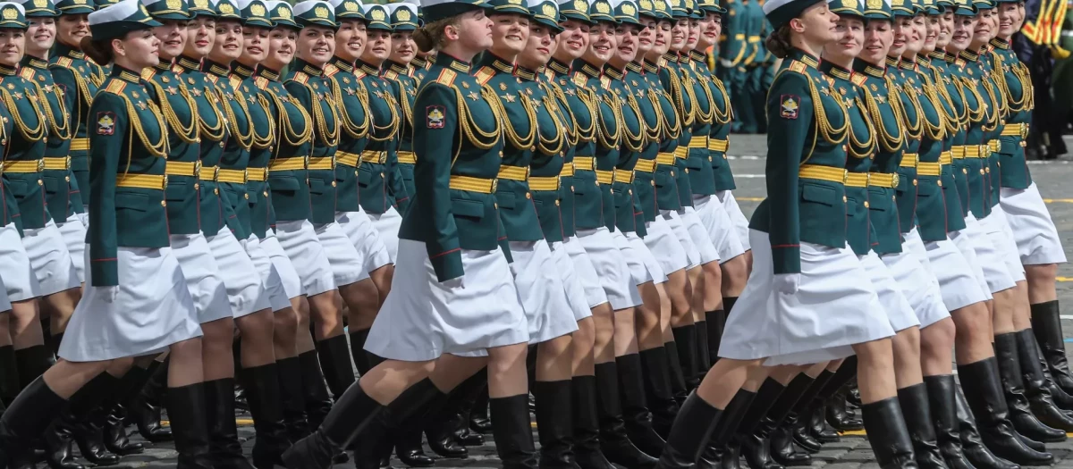Unidad de mujeres soldados rusas en un desfile militar