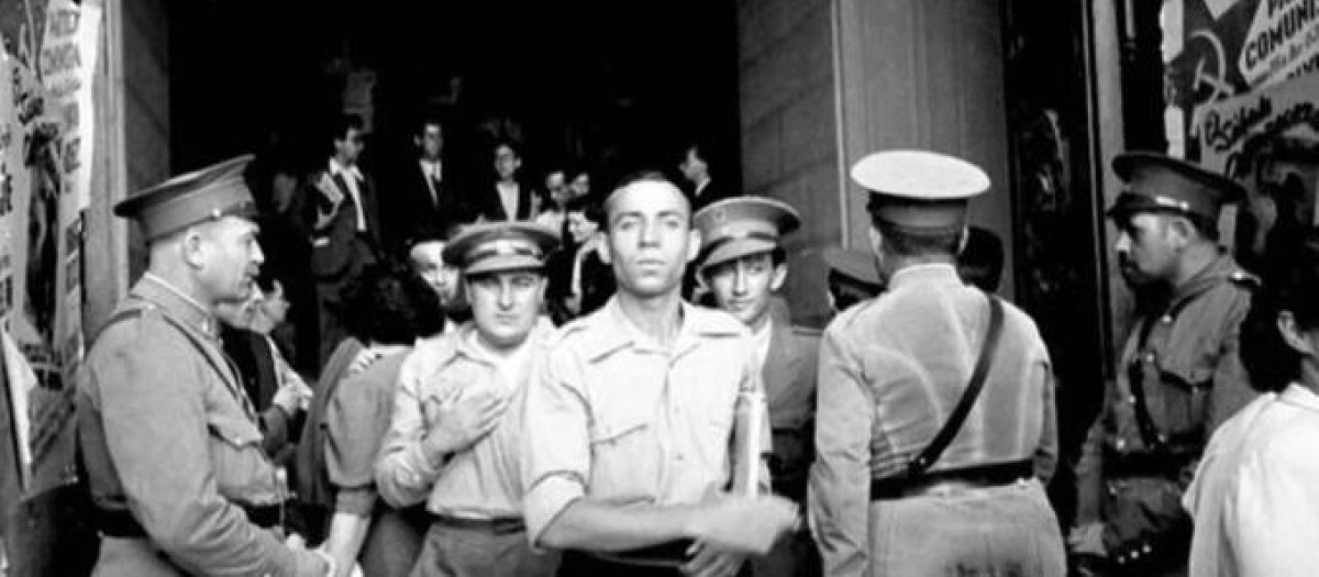 Miguel Hernández saliendo del Congreso de Escritores en 1937