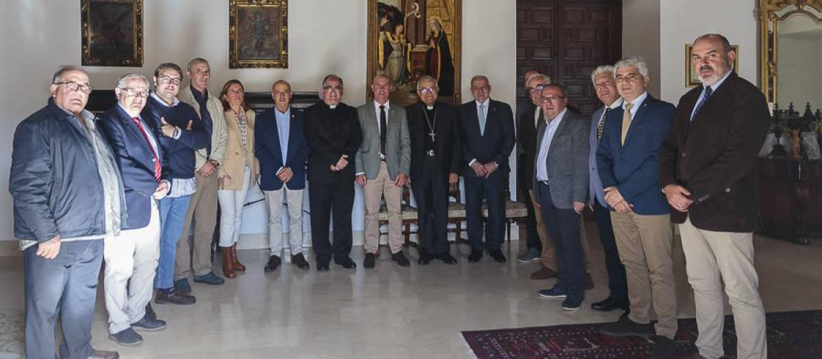 El obispo, con miembros de las cofradías de Pozoblanco y Villanueva de Córdoba