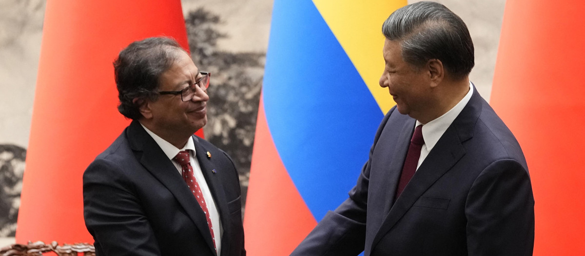 El presidente de China, Xi Jinping (derecha), le da la mano al presidente de Colombia, Gustavo Petro