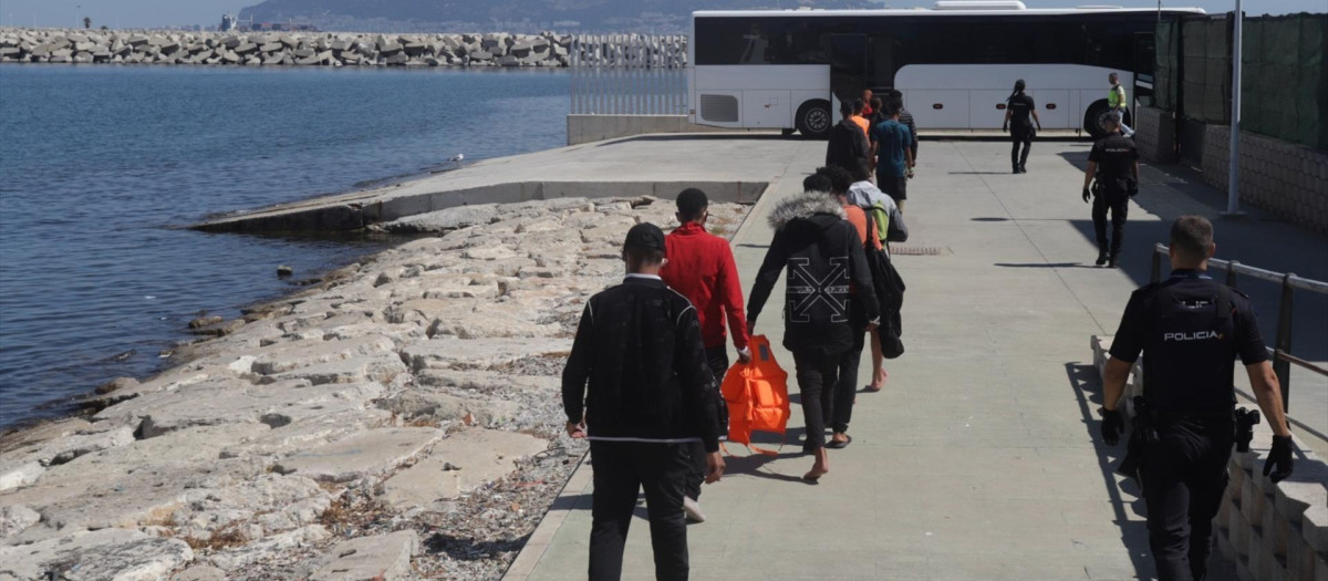 Llegada de inmigrantes custodiados por la Policía