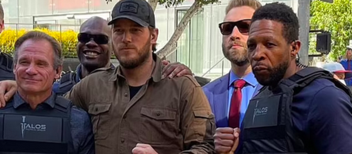 El actor Cedric Jones a la derecha en el set de The Terminal List