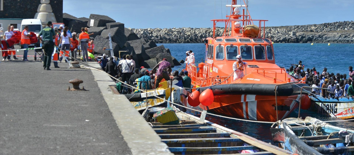 Llegada de la patera al muelle de La Restinga, a 21 de octubre de 2023, en El Hierro