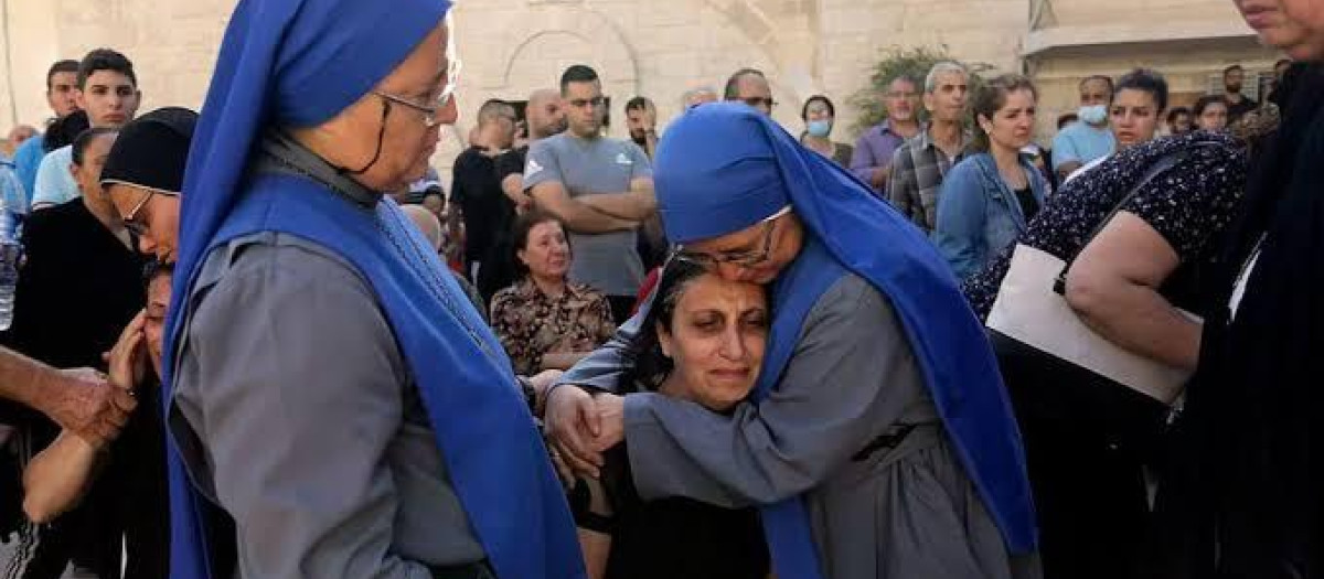 Las hermanas peruanas consolando a las victimas de los bombardeos en Gaza