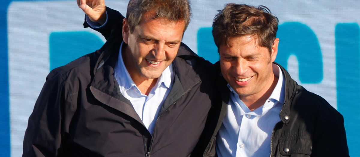 AME8023. BUENOS AIRES (ARGENTINA), 17/10/2023.- El candidato presidencial Sergio Massa (i), y el candidato a la reelección como gobernador de Buenos Aires, Axel Kicillof, participan hoy en el acto de la coalición Unión por la Patria para celebrar el Día de la Lealtad Peronista, en el estadio de Arsenal en Sarandí, Buenos Aires (Argentina). EFE/ Juan Ignacio Roncoroni