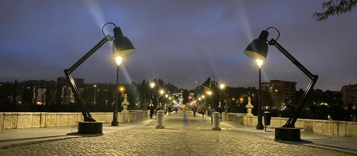 El puente de Toledo ha amanecido con lámparas