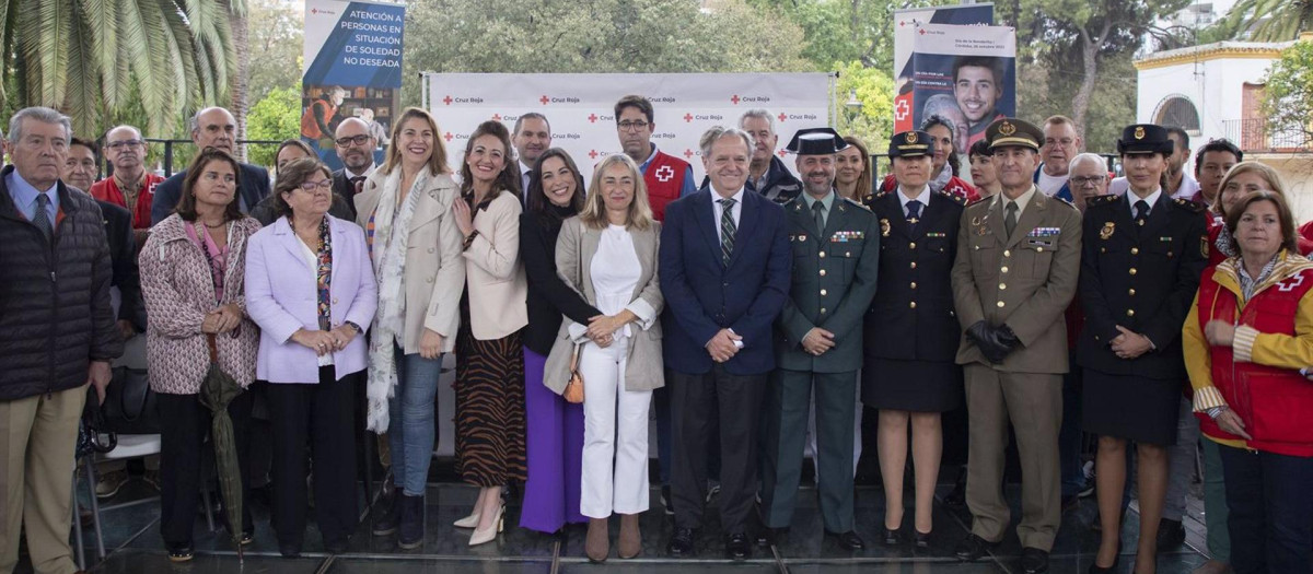 El presidente de la Diputación de Córdoba, Salvador Fuentes (centro), junto al resto de autoridades y miembros de Cruz Roja, en el Día de la Banderita