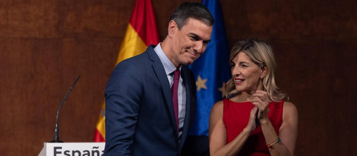 Pedro Sánchez y Yolanda Díaz, tras firmar un acuerdo para un Gobierno de coalición.