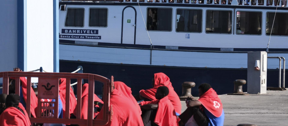 Inmigrantes llegados al puerto de Los Cristianos (Tenerife) este jueves