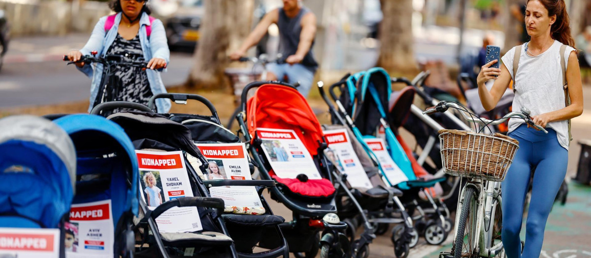 Protesta en Tel Aviv que simboliza a los al menos 27 niños secuestrados por Hamás